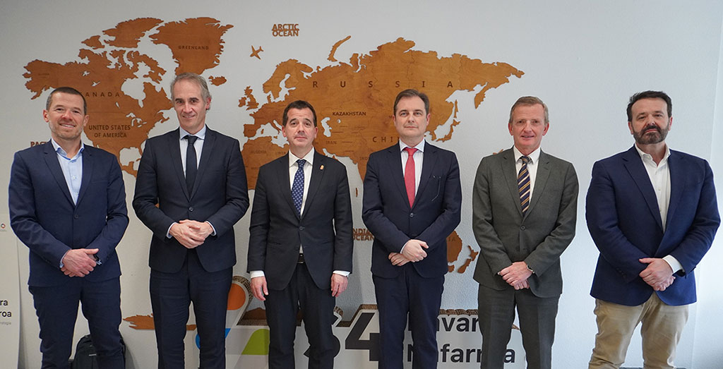 El consejero Irujo (en el centro) junto a los representantes de Elkargi, Sonagar y Sodena, en la reunión de balance y renovación del convenio. 