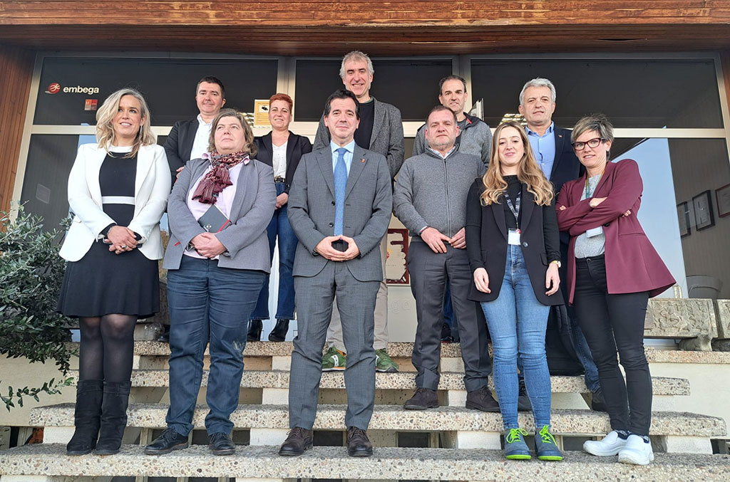 El consejero Irujo, acompañado por representantes de la empresa, la alcaldesa de Villatuerta, María José Calvo Meca; la directora general Garbiñe Basterra; María Luisa Elguea, gerente de LASEME; y el director de Estrategia Territorial de LASEME, Javier Aiape.