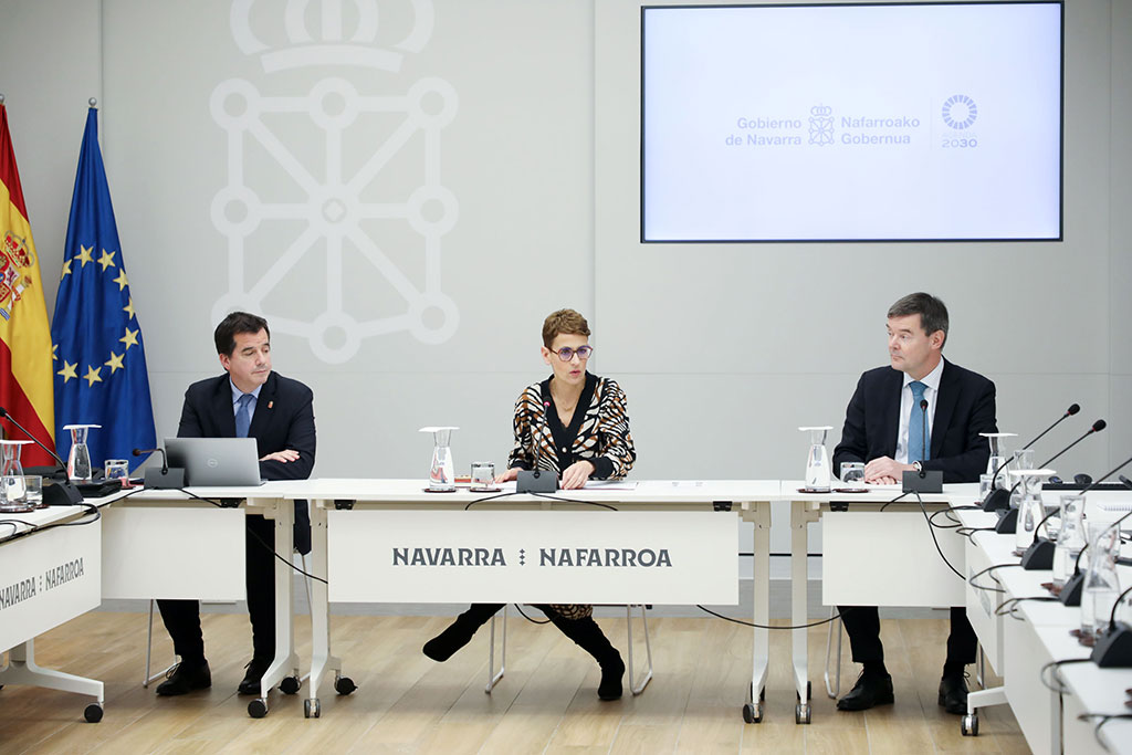 El consejero Mikel Irujo, la Presidenta María Chivite e Ingo Stender, en la reunión mantenida esta mañana con representantes de una veintena de multinacionales alemanas en el Palacio de Navarra.