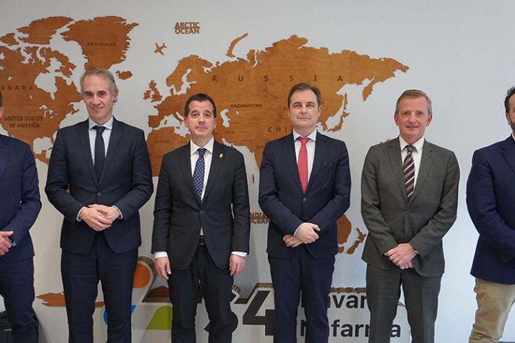 El consejero Irujo (en el centro) junto a los representantes de Elkargi, Sonagar y Sodena, en la reunión de balance y renovación del convenio. 