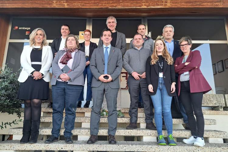 El consejero Irujo, acompañado por representantes de la empresa, la alcaldesa de Villatuerta, María José Calvo Meca; la directora general Garbiñe Basterra; María Luisa Elguea, gerente de LASEME; y el director de Estrategia Territorial de LASEME, Javier Aiape.