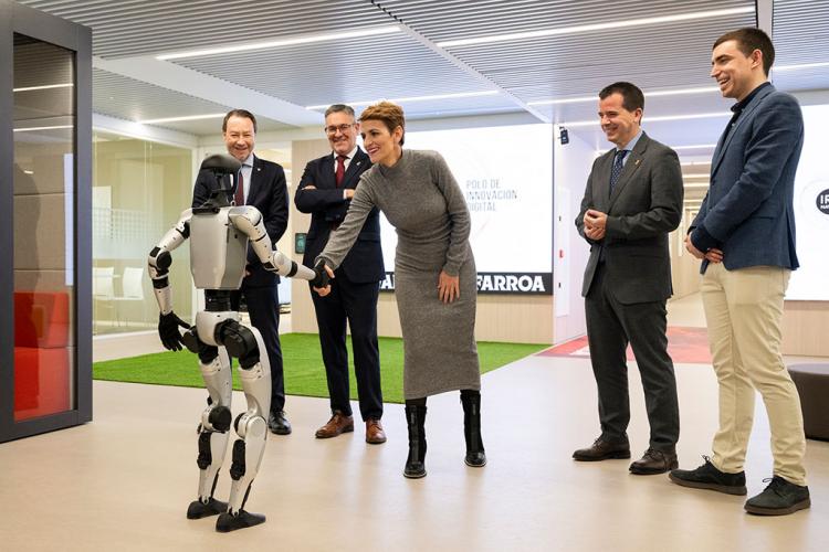 El robot del Polo Iris, da la bienvenida al Centro a la Presidenta Chivite.